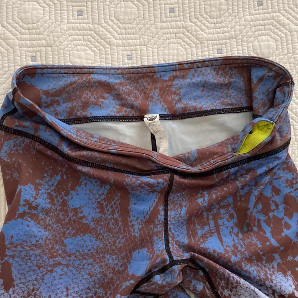 Bundle-VM/MV leggings & bra. Leggings size L, No tag, top size medium. Like new - Picture 7 of 10